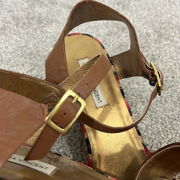 Cynthia Vincent Size 7.5 Brown and Red Aztec Strappy Wedge Slingback Sandals - Picture 7 of 11